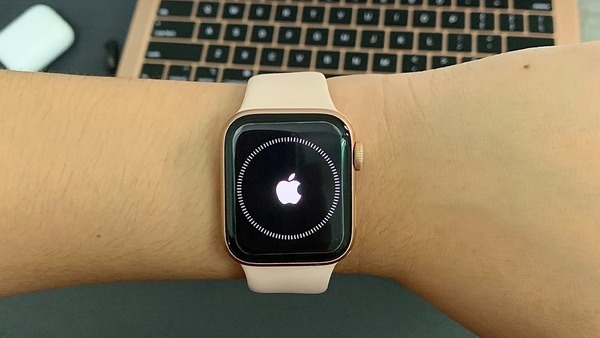 Bật nguồn Apple Watch Series 8 để bắt đầu thực hiện kết nối với iPhone  
